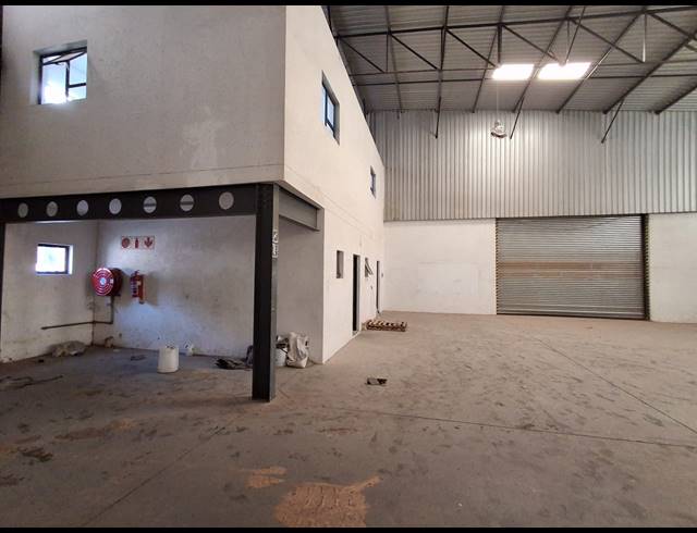 350M² WAREHOUSE TO LET IN WYCHWOOD
